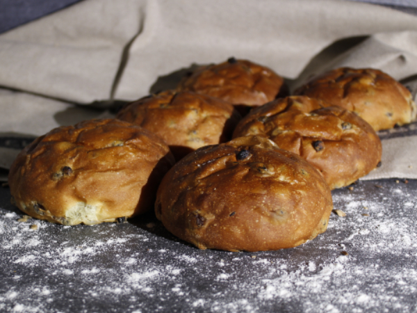Krentenbollen "4 + 2 GRATIS"